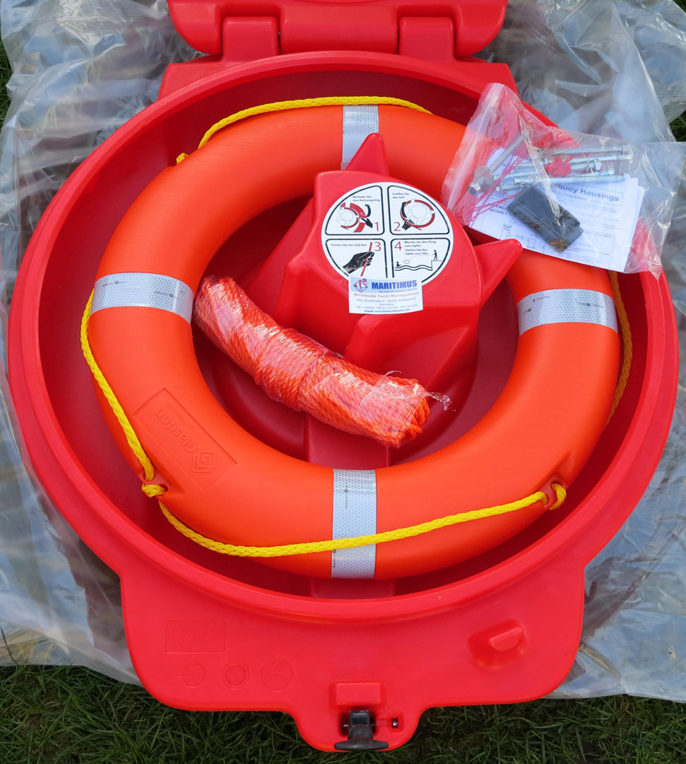 Нужен ли спасательный. Спасательный надувной трап АТР 10. Спасательный круг с линем. Крепление спасательного круга. Крепеж для спасательного круга.